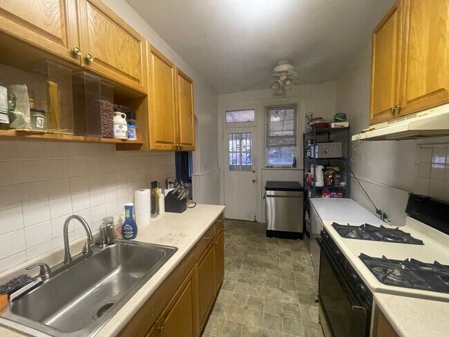 Building Photo - 4 Bedroom Single Family Home in Bronx