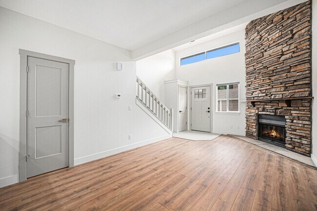 Building Photo - 1 Bed 1.5 Bath, 1 Car Attached Townhome in...