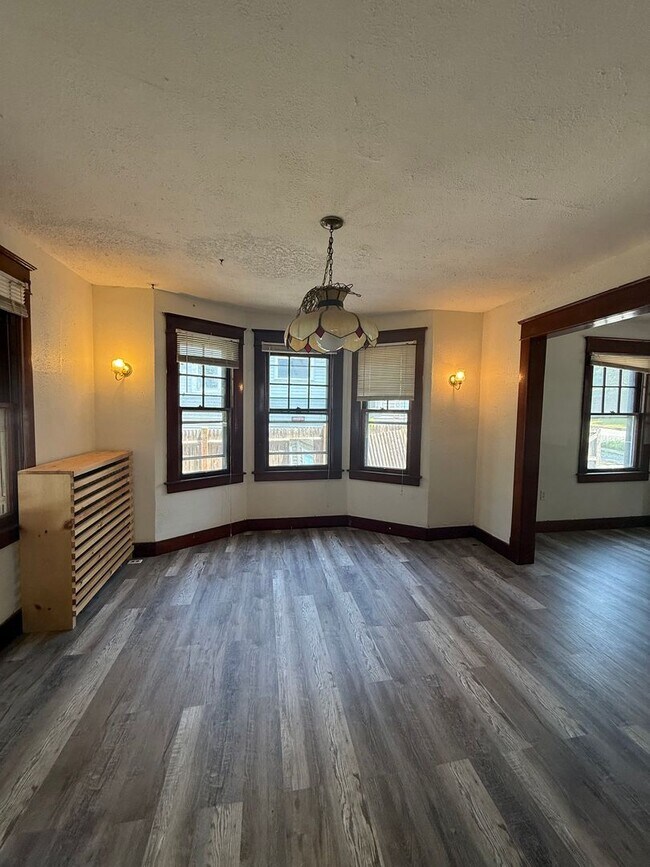 Building Photo - Spacious 3 Bed, 2 Bath Single Family home ...
