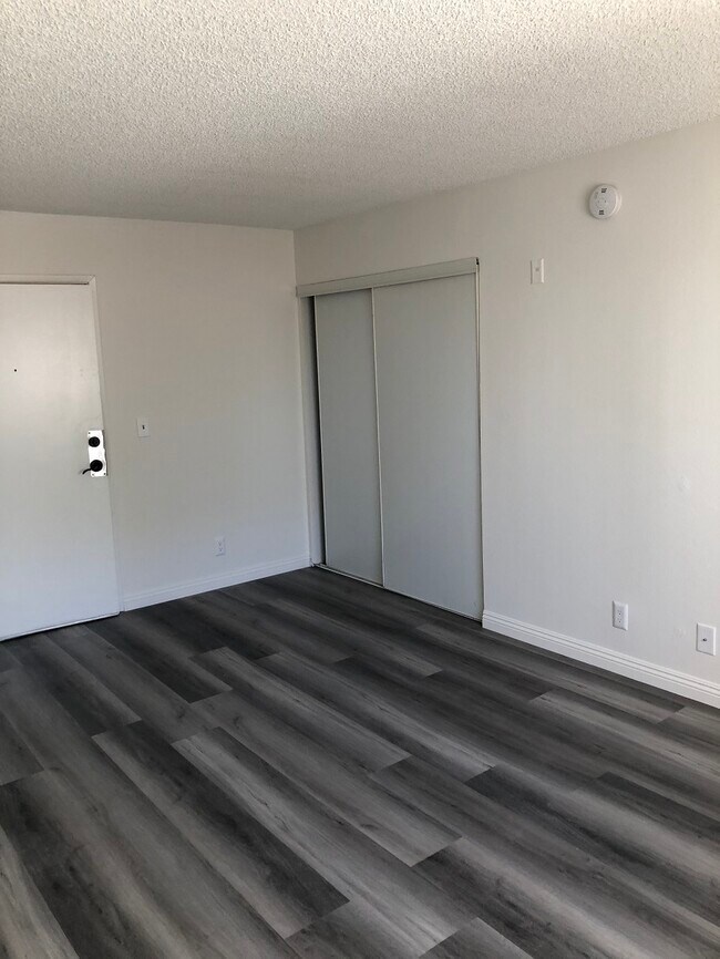 Foto del edificio - 1344 Serrano N Ave