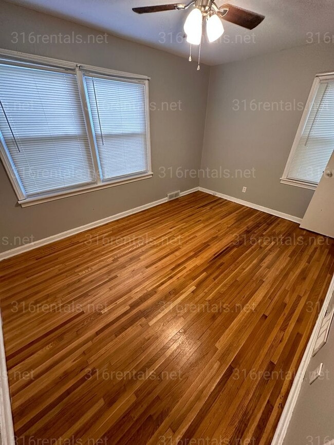 Building Photo - $950 - 2 bedroom/ 1 bathroom - Single Family Home *COMING SOON*