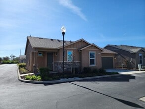 Building Photo - 832 Castellona Dr