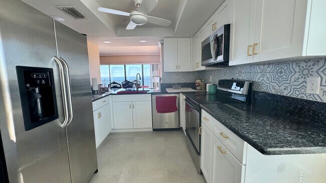 Foto del edificio - Furnished Beach Front Condo!! Enjoy Costal...