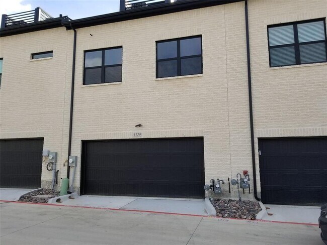 Building Photo - 1719 Dalhart Rd