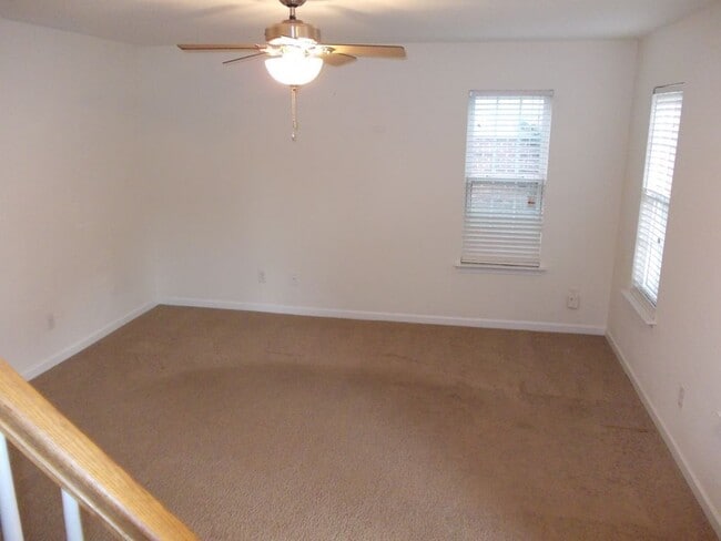Foto del edificio - Great 2 story home with fenced back yard i...