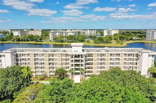 Foto del edificio - 2801 N Palm Aire Dr