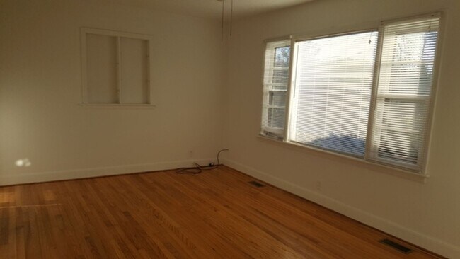 Foto del edificio - One Level House off Old Forest Road