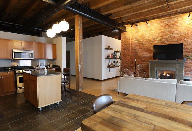 Building Photo - 200 River Place Dr