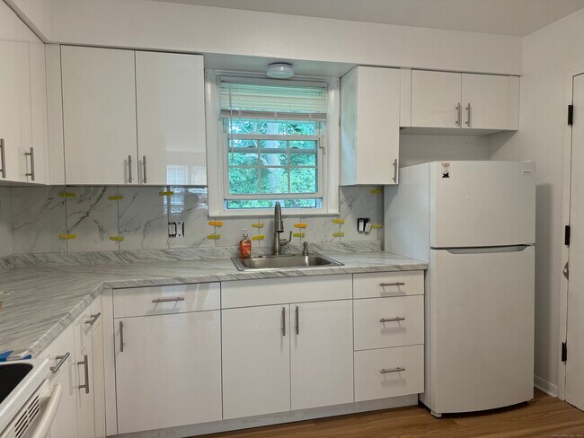 Building Photo - 37 Briarwood Ln