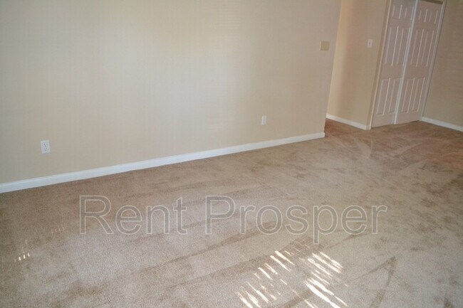 Foto del edificio - 4401 Thornbriar Ln