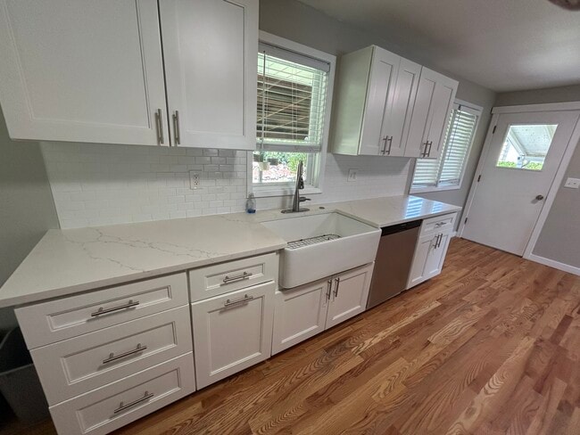 Kitchen - 332 W Greta Ave