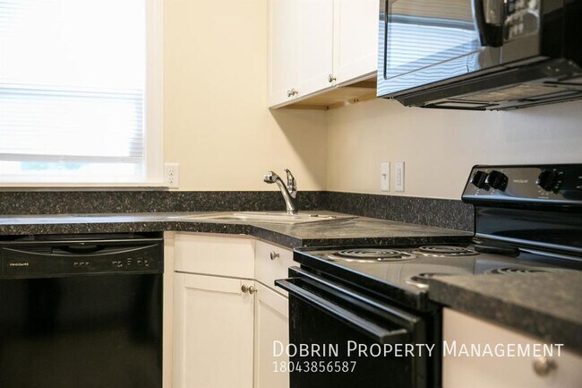 Building Photo - SPACIOUS 2BD 2BA House - Walk to VCU & Car...