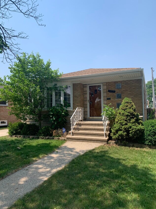 5212 S Oak Park Ave, Chicago, IL 60638 House Rental in Chicago, IL