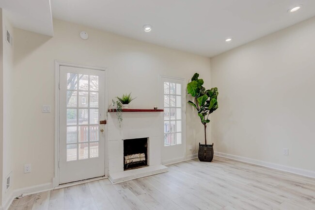 Building Photo - 615 10th St NE