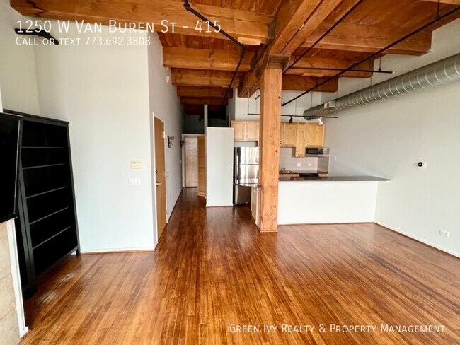 Building Photo - Sunny West Loop Loft! Parking Included!