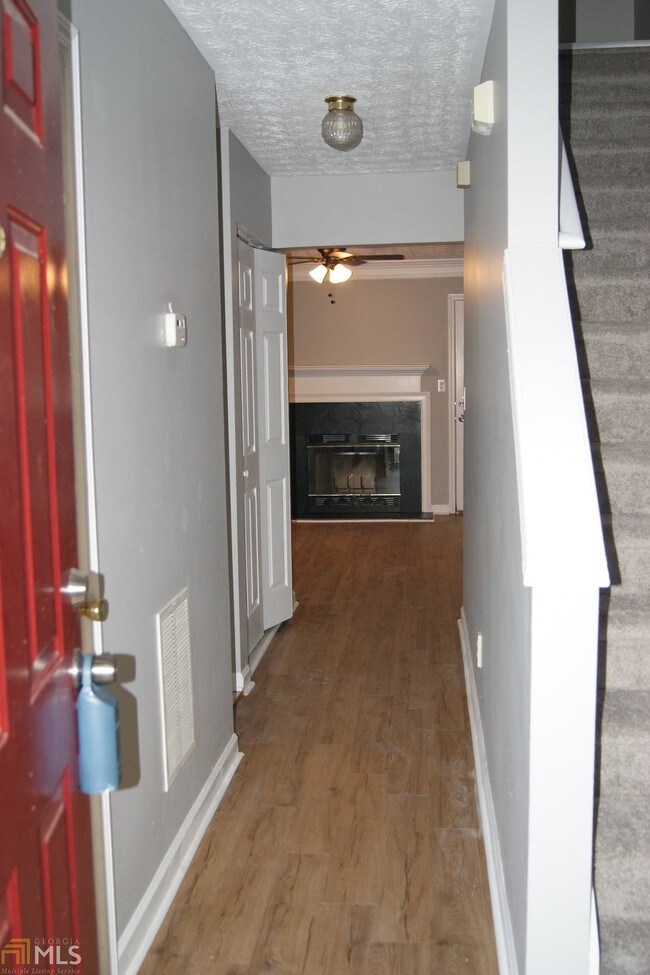 Building Photo - 5875 Hampton Ct