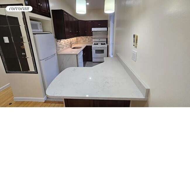 Foto del edificio - 318 E 62nd St