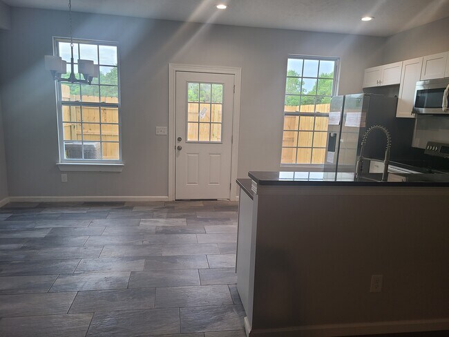 Building Photo - 607 Longfellow Ln