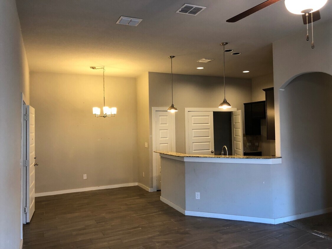 Foto del edificio - LUXURY TOWNHOME LOCATED IN BASTROP, TEXAS!