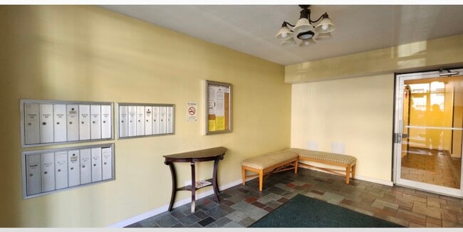 Building Photo - 5953 N Kenmore Ave