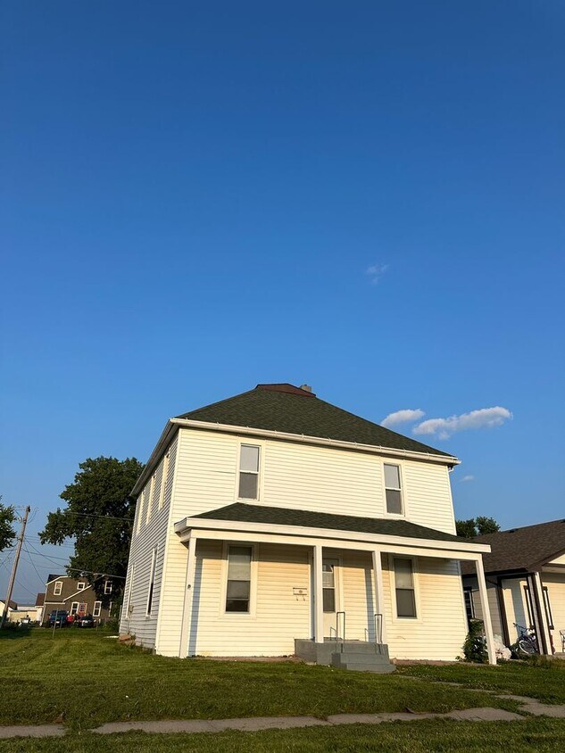 Foto principal - Updated 5 Bedroom House for Rent