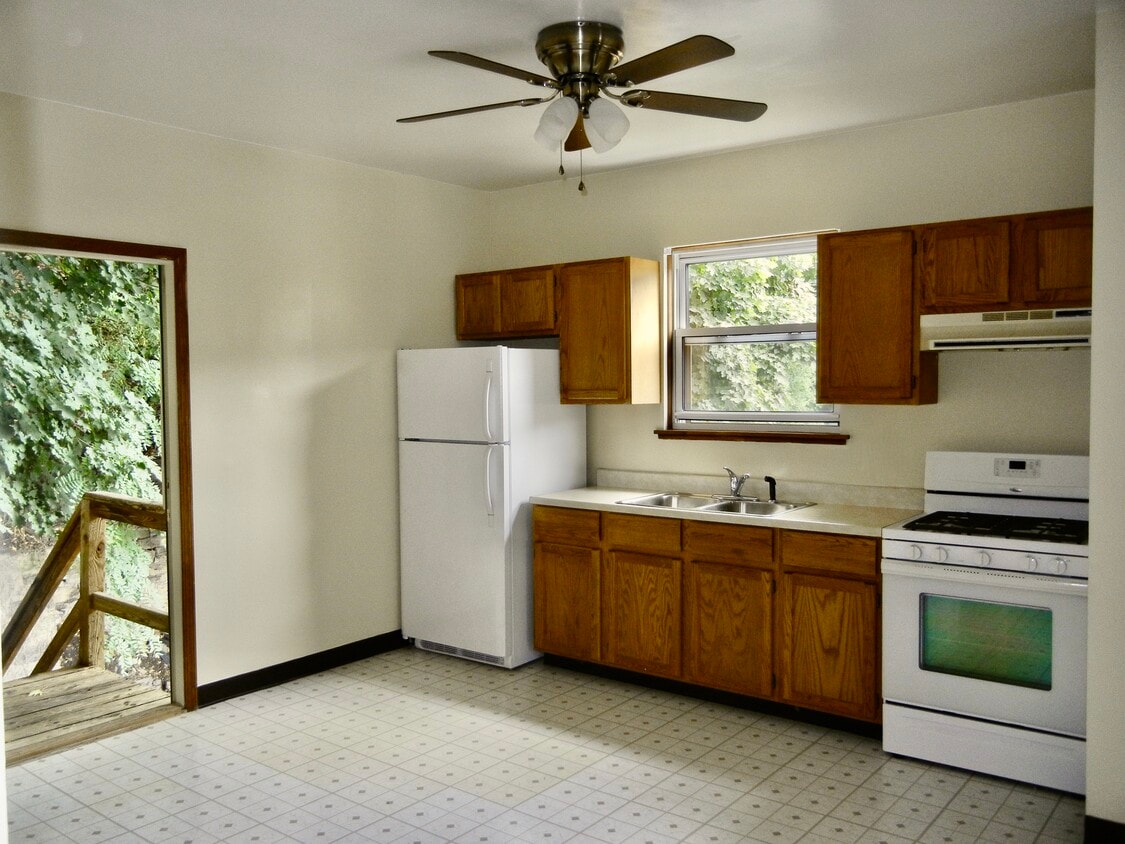 Primary Photo - 206 Steuben St