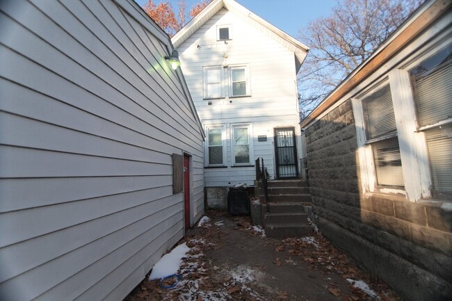 Building Photo - Spacious 4 Bed, 1.5 Bath Home with Central...