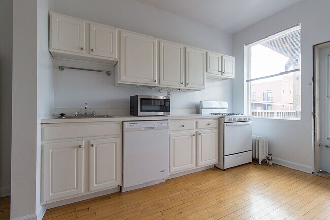 Building Photo - 645 W Buckingham Pl