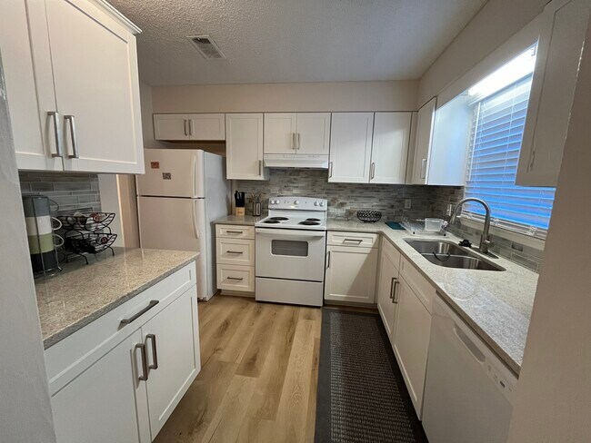 Foto del edificio - 583 Winding Creek Rd