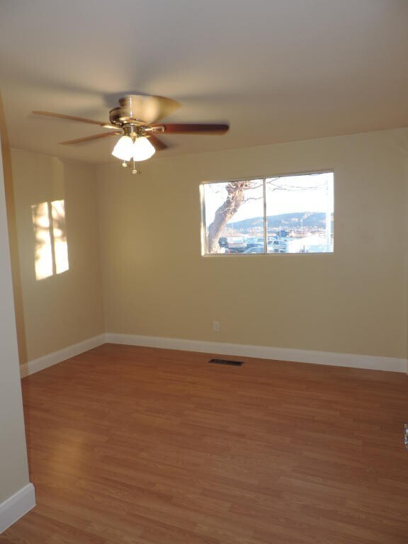 Building Photo - Dog Friendly - 4 Bedroom with Granite Counter tops.