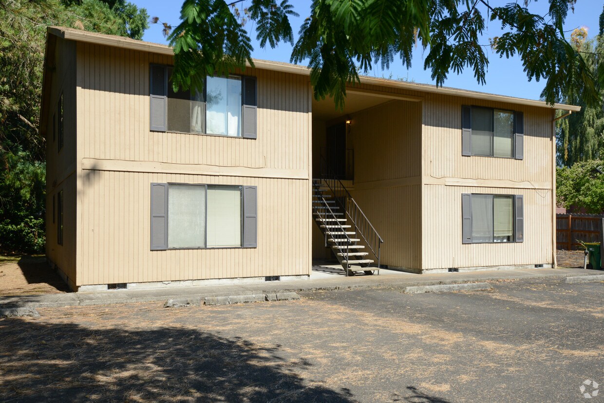 Building Photo - 2226 Maple St