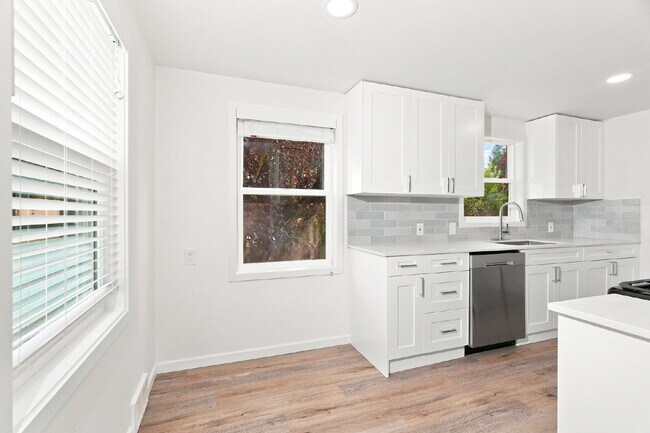 Foto del edificio - Beautiful Magnolia Home with Updated Kitchen, Spacious Yard & Flexible Living Space!- Available N...