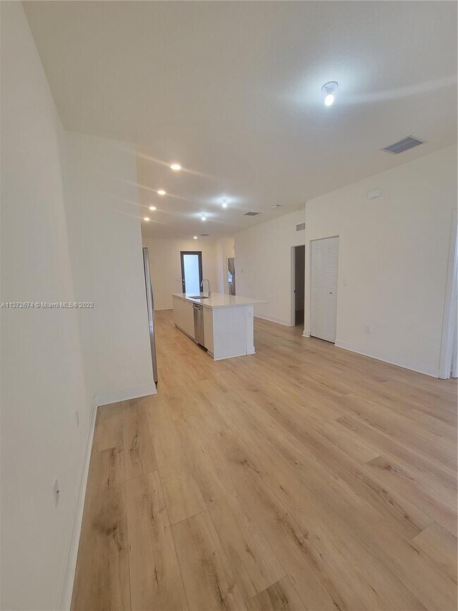 Foto del edificio - 7815 NW 104th Ave