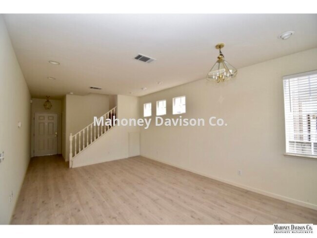 Building Photo - 2044 Easton Dr
