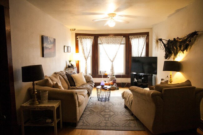 Sala de estar - 213 N Hamilton St