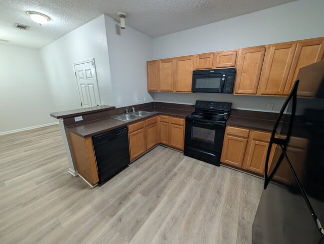 Building Photo - Spacious 3/2 condor in a gated community w...