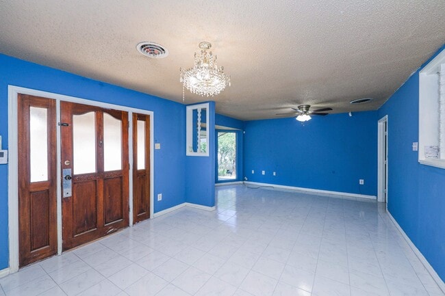 Building Photo - 806 Bustamante St