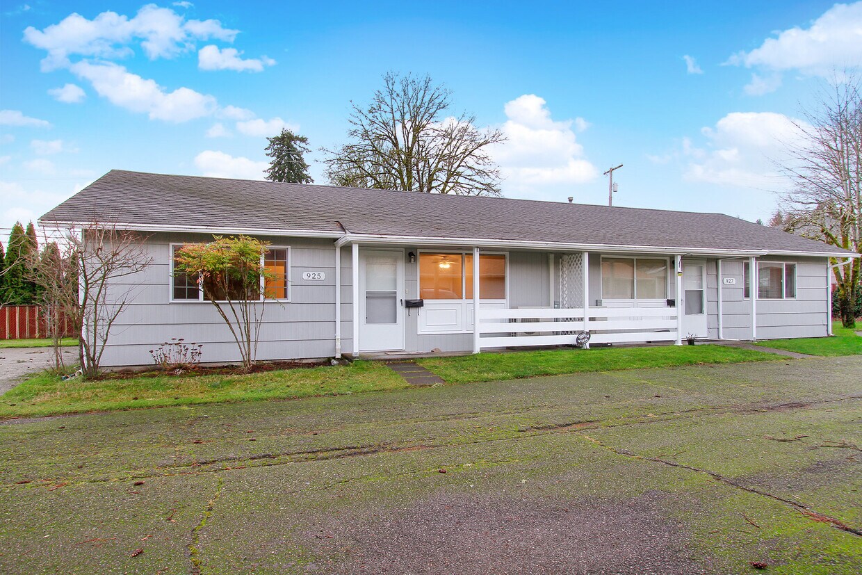 Cute little duplex unit - 925 5th Ave SW
