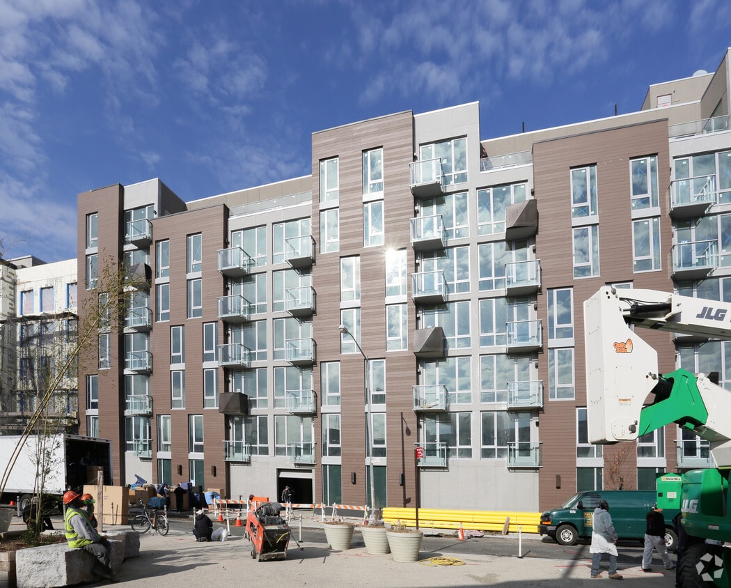 Primary Photo - Leonard Pointe