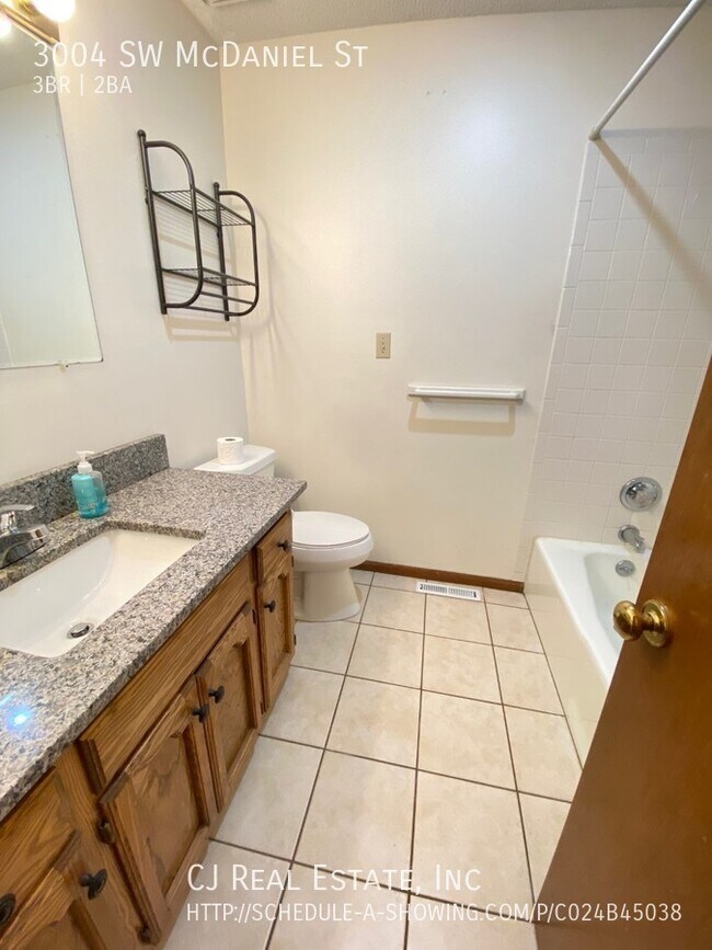 Building Photo - 3004 SW McDaniels St