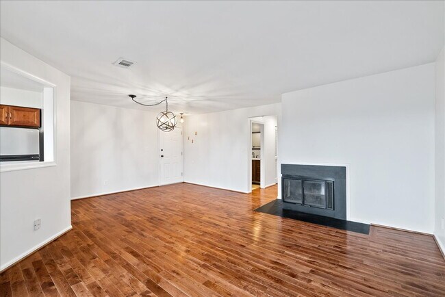 Foto del edificio - Classic Reston condo Offers Bright, Peaceful Court Living