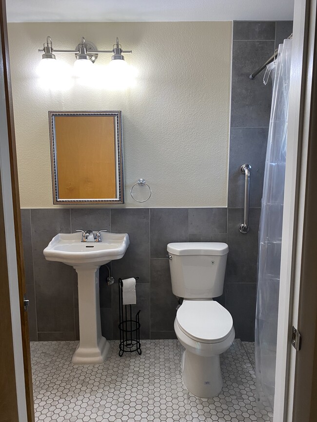 Building Photo - 264 N 54th St
