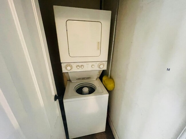 Building Photo - 285.5 Hudson Ave