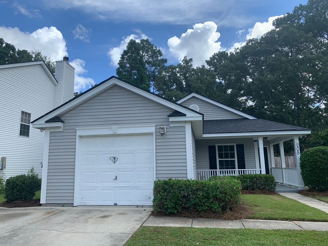 Primary Photo - House in Brookhaven!