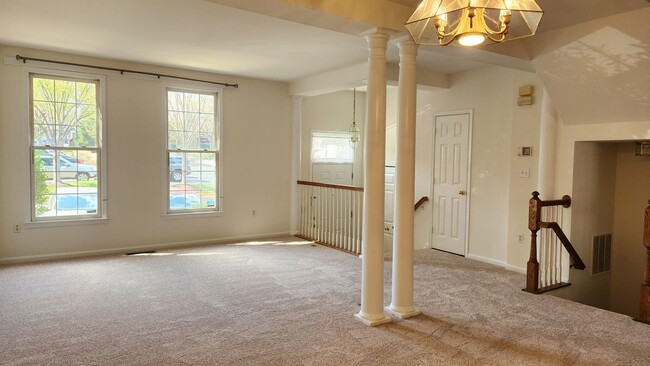 Building Photo - Spacious Townhouse in Kingstowne