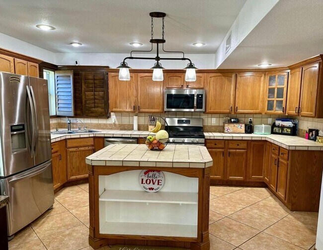 Building Photo - Beautiful  House with 4 bedrooms-2.5 baths...