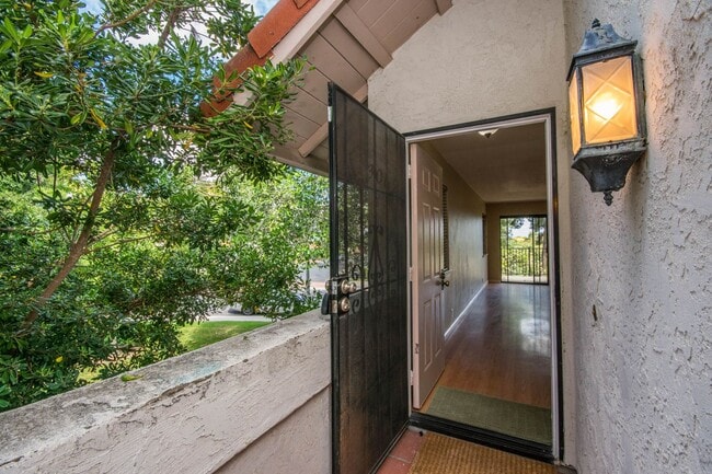Building Photo - 3 Bedroom La Costa Home!