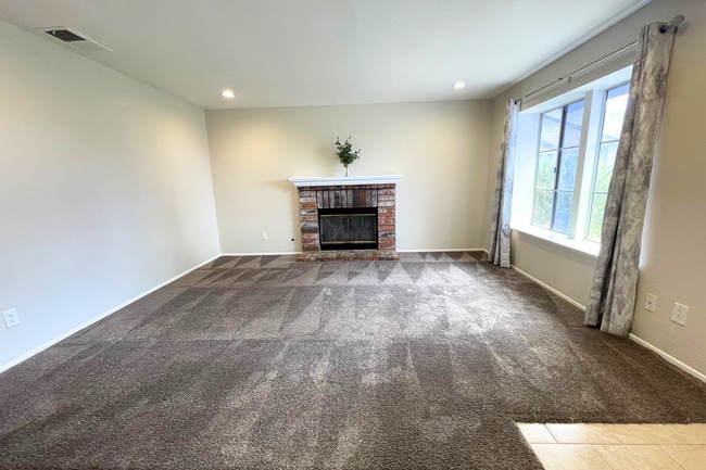 Building Photo - 4 Bed/2 Bath | Plus Office/Den | Single St...