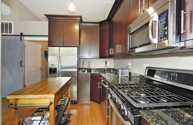 Building Photo - 812 W Van Buren St