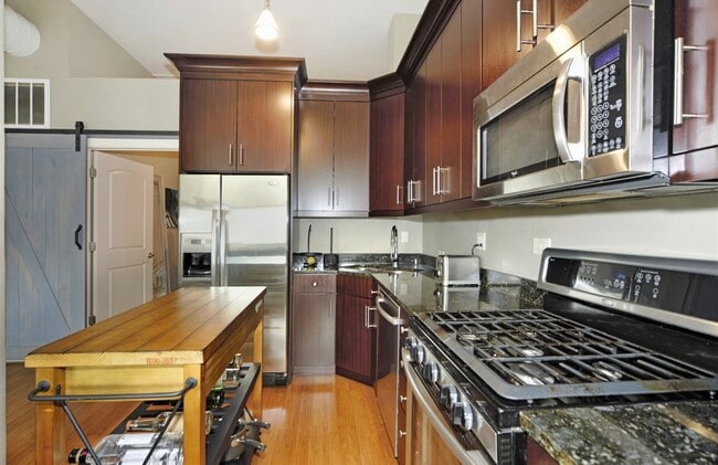 Photo - 812 W Van Buren St Apartment